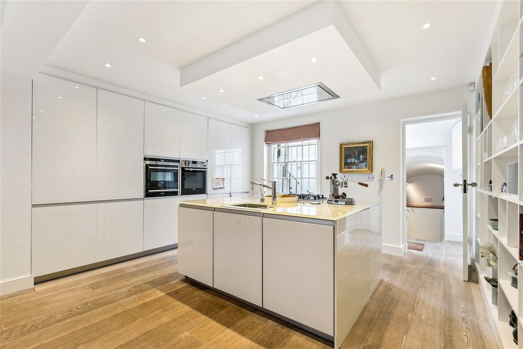 Property photo 3 of 14 Kitchen
