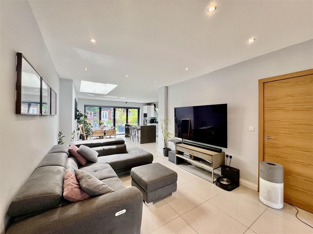 Property photo 2 of 16 Through Lounge