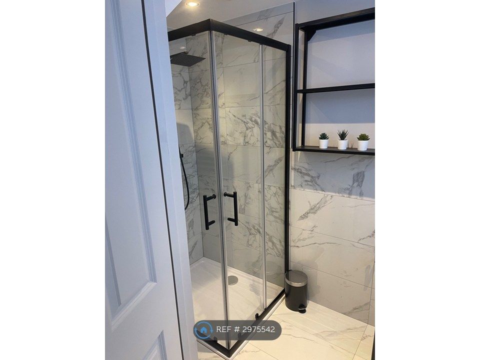 Property photo 3 of 11 Modern Shower Room
