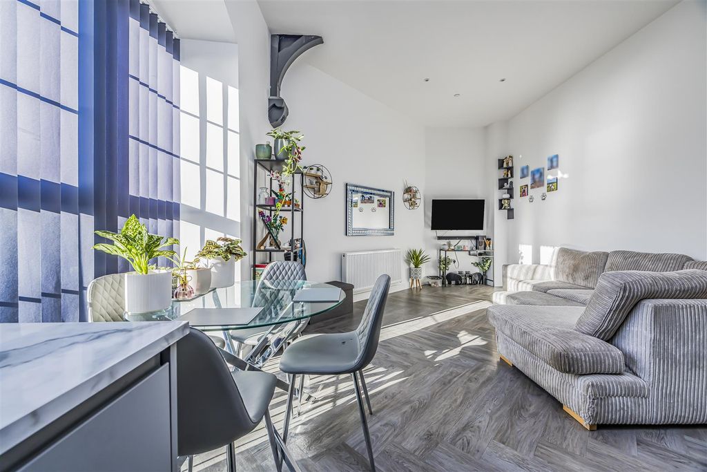 Property photo 2 of 19 14 Radial House, Governors Walk, Portsmouth-Portic