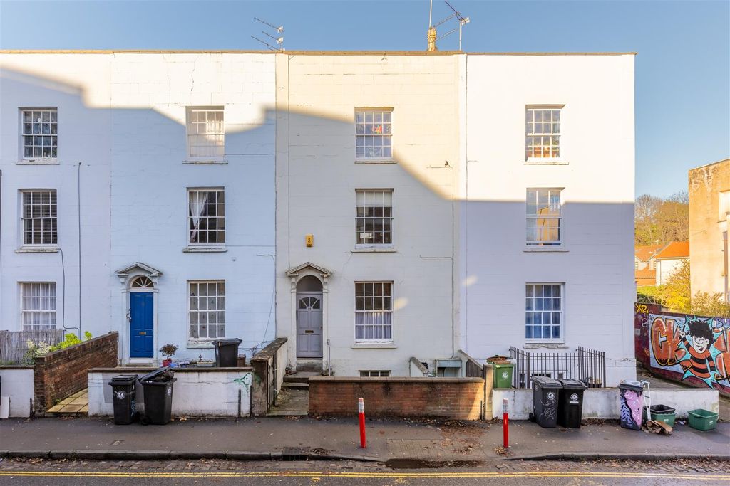 Property photo 2 of 29 Flat 1, 23 Bath Buildings, Bs6-35.Jpg