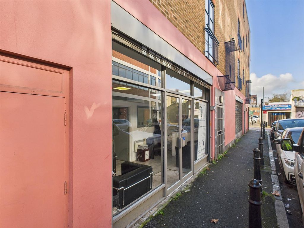 Property photo 2 of 18 Cam04237G0-Pr0261-Still002.Jpg