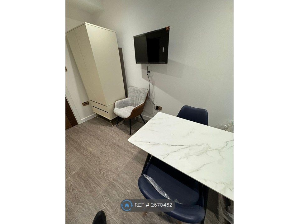 Property photo 3 of 8 Studio