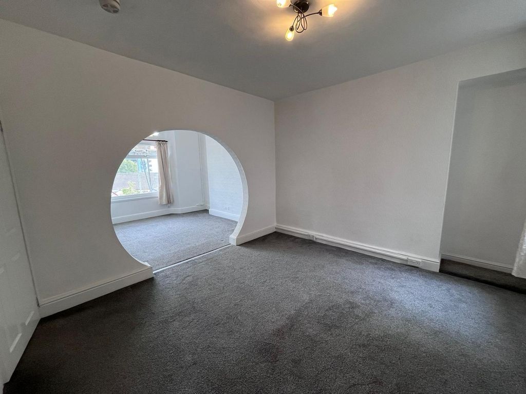 Property photo 3 of 11 Living Room