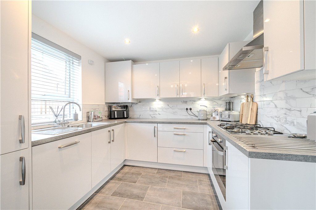 Property photo 3 of 18 Kitchen