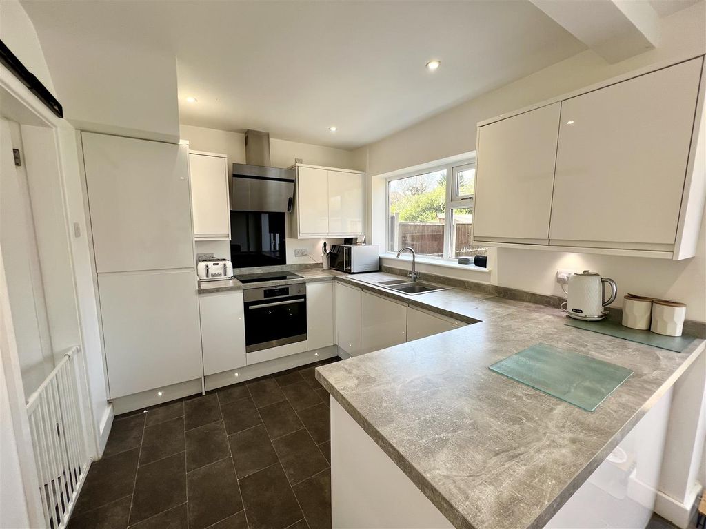 Property photo 2 of 10 Dining Kitchen