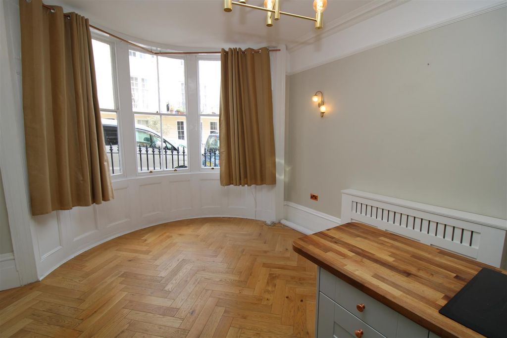 Property photo 3 of 7 Living Room