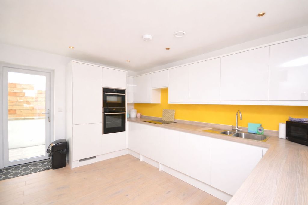 Property photo 3 of 8 Kitchen