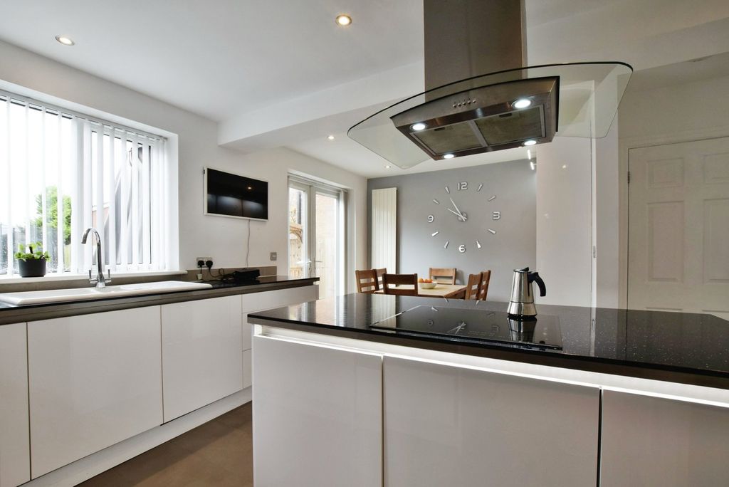 Property photo 3 of 17 Kitchen