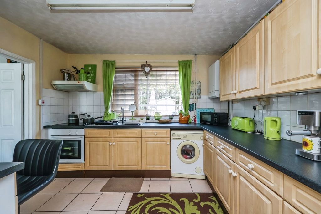 Property photo 2 of 16 Fitted Kitchen