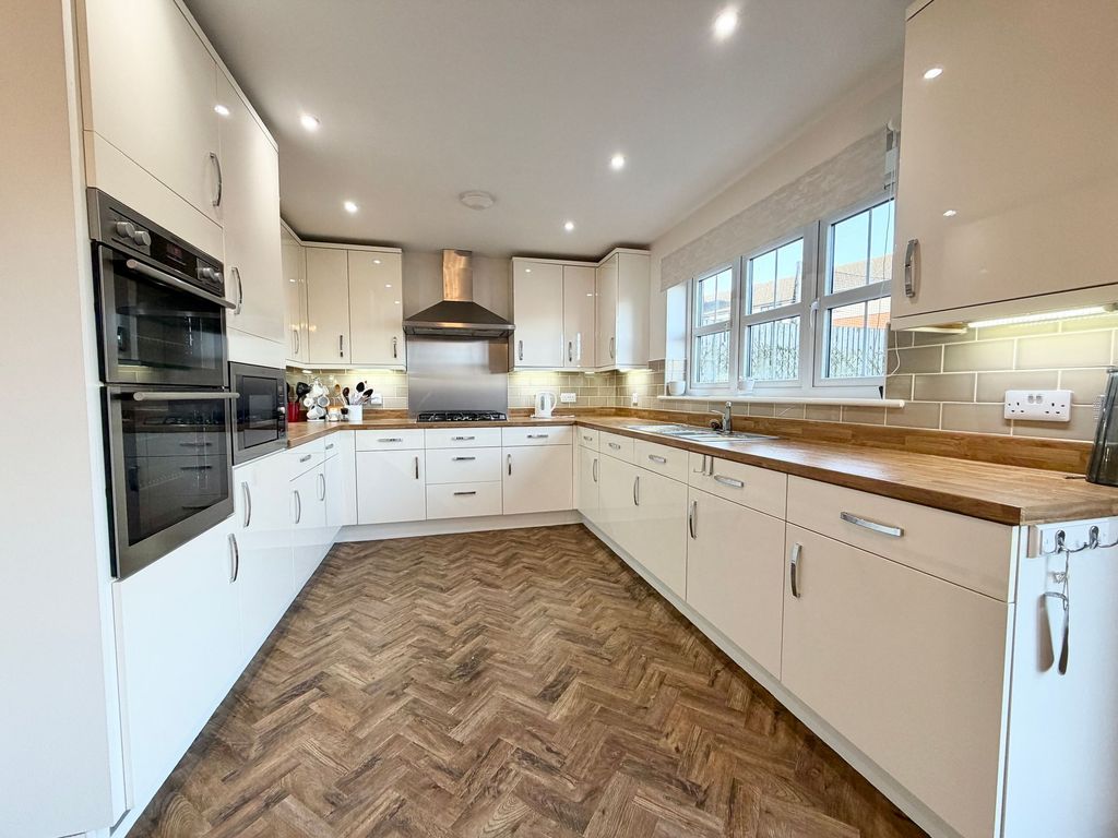 Property photo 2 of 19 Kitchen