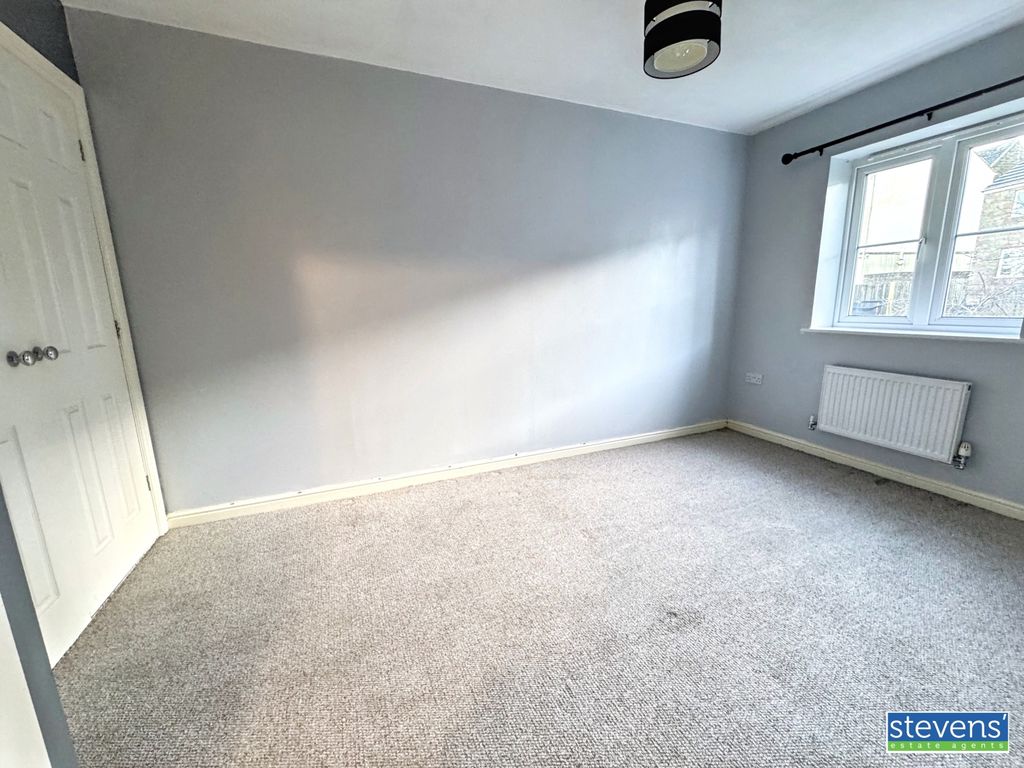 Property photo 3 of 12 Image00008