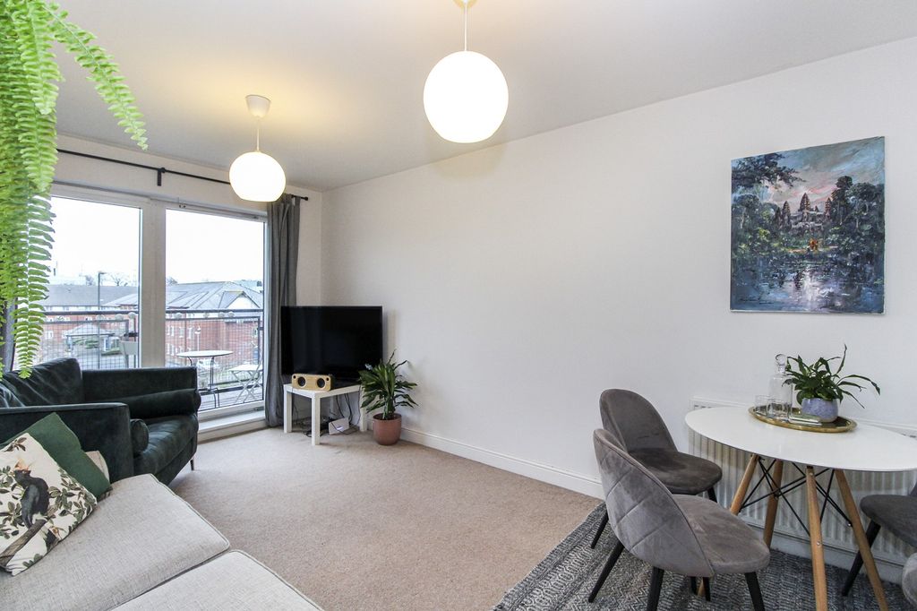 Property photo 3 of 9 Lounge