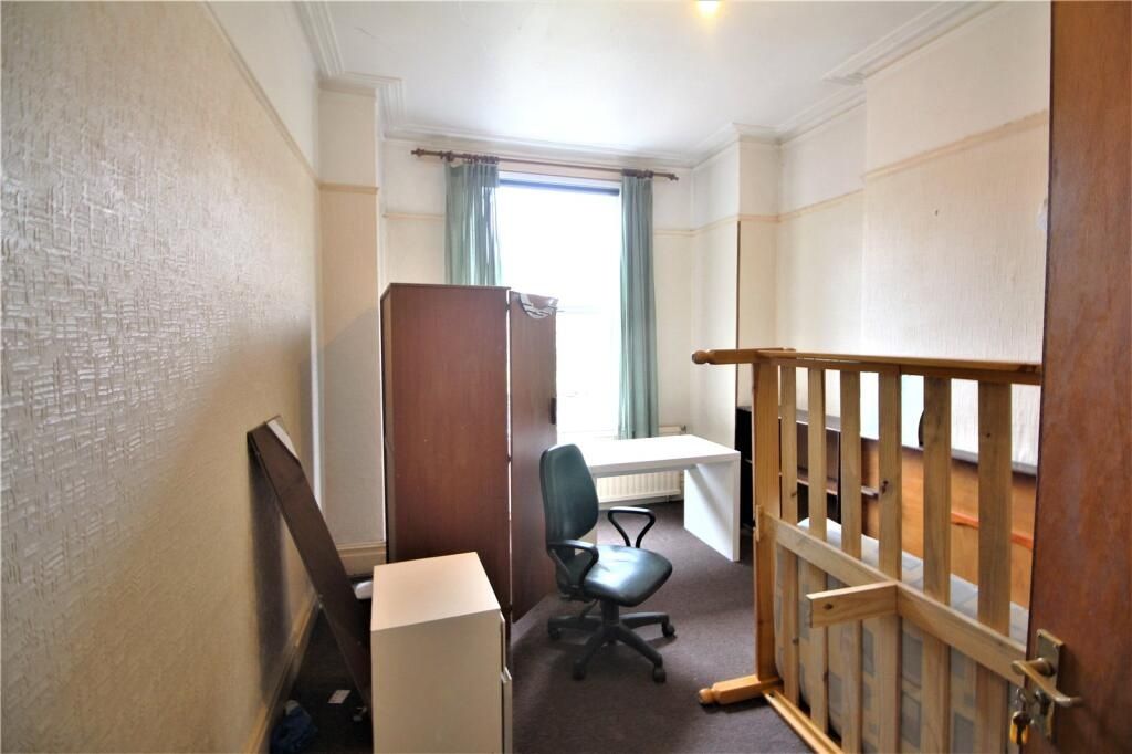 Property photo 1 of 16 A Compact Single Bedroom Featuring A Study Desk Wi...
