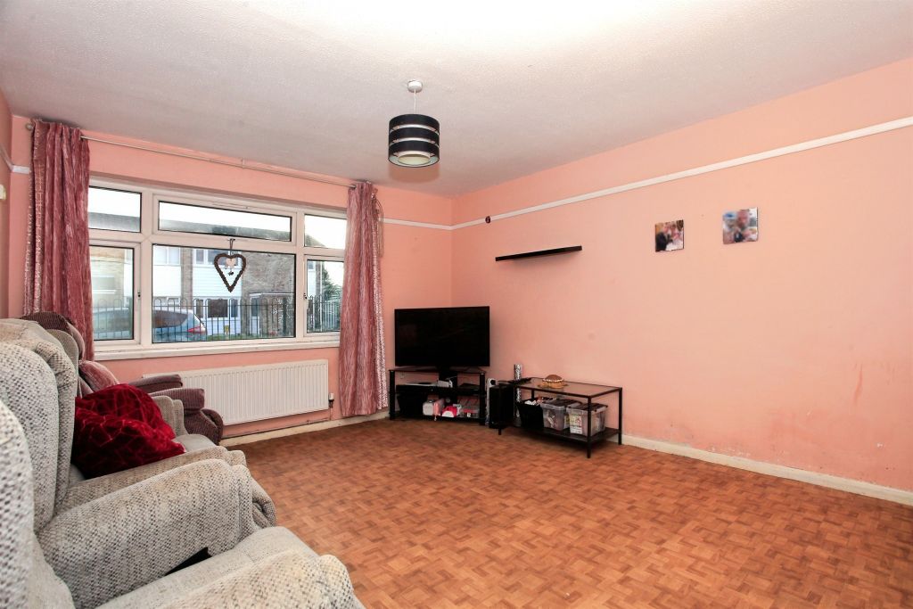 Property photo 3 of 19 Lounge