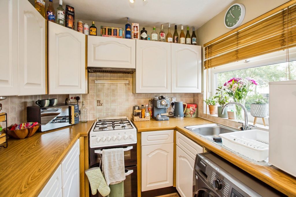 Property photo 3 of 17 Kitchen