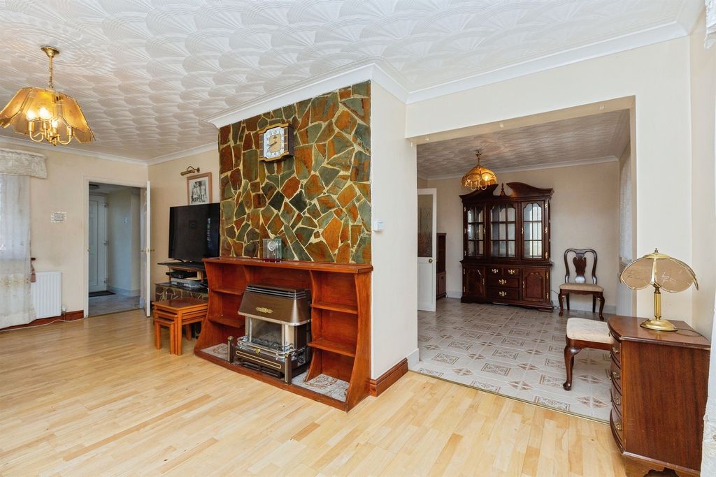 Property photo 2 of 21