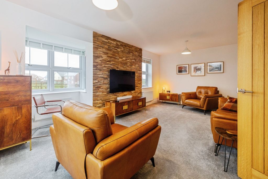 Property photo 3 of 20 Lounge