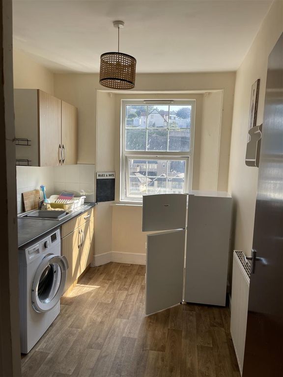 Property photo 3 of 11 Kitchen