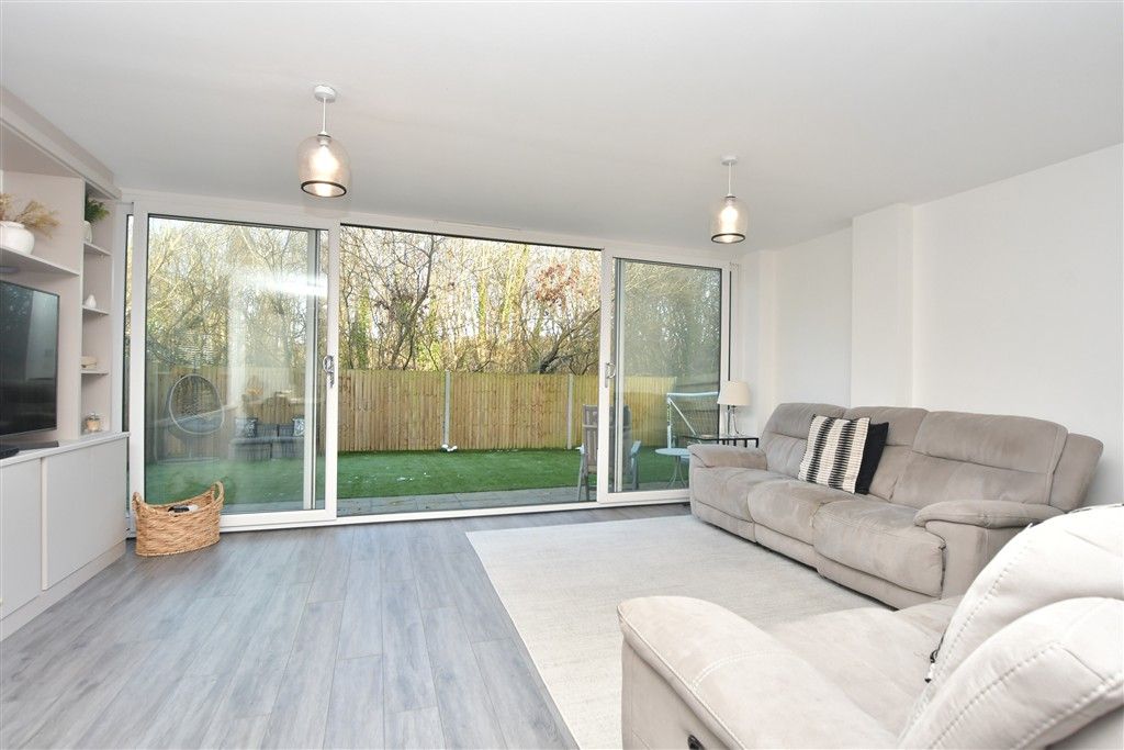 Property photo 1 of 11 Lounge/ Dining Area