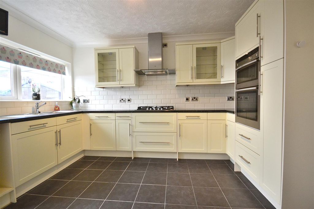 Property photo 2 of 25 Kitchen