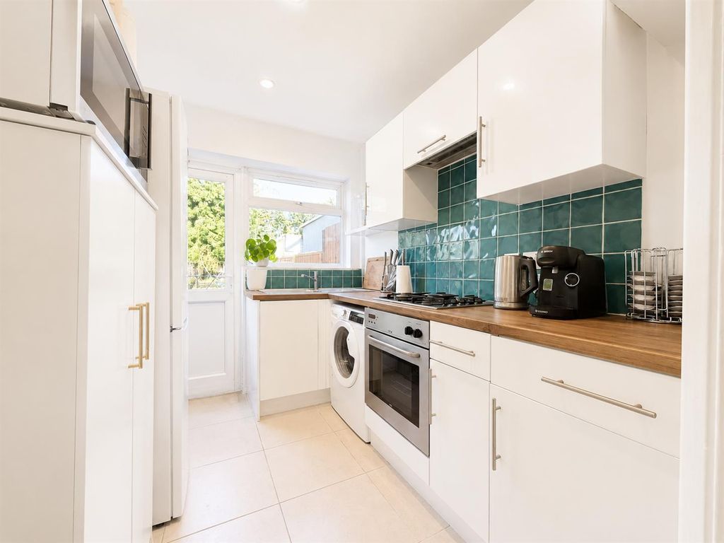 Property photo 3 of 11 Kitchen