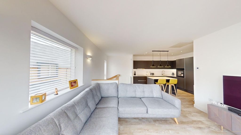 Property photo 2 of 21 Lounge