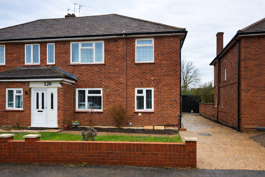 Property photo 1 of 8 Traditional Semi-Detached House On 120 (1)