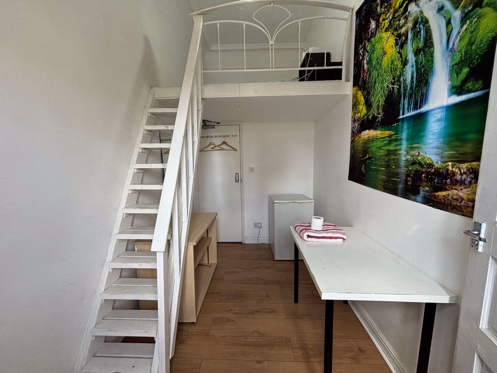 Property photo 1 of 8 Photo 6