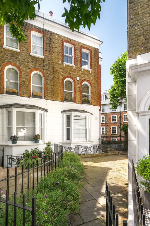 Property photo 1 of 12 Oakley Gardens
