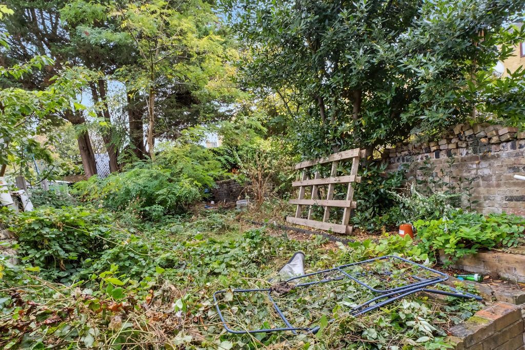 Property photo 2 of 11 Garden
