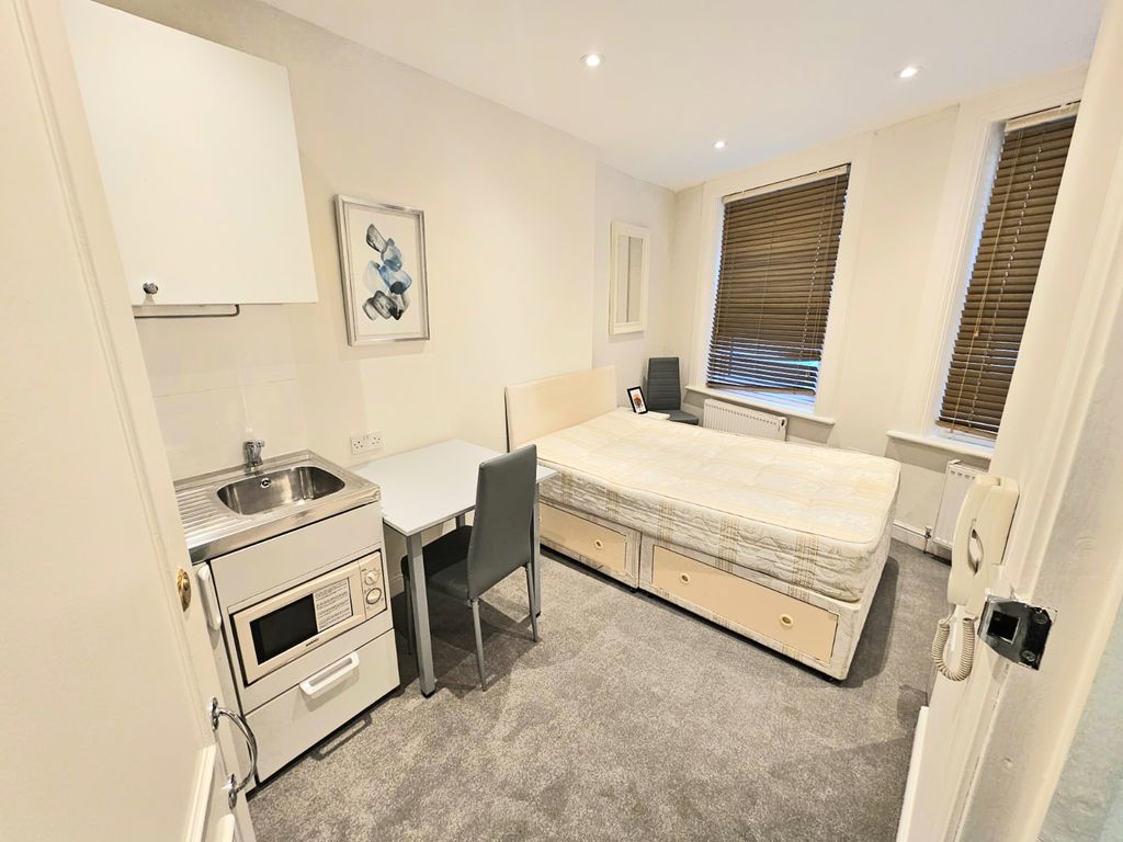 Property photo 1 of 4 Kitchen