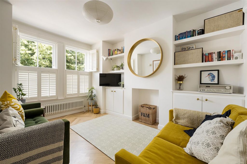 Property photo 2 of 44 Macdonald Road, E17