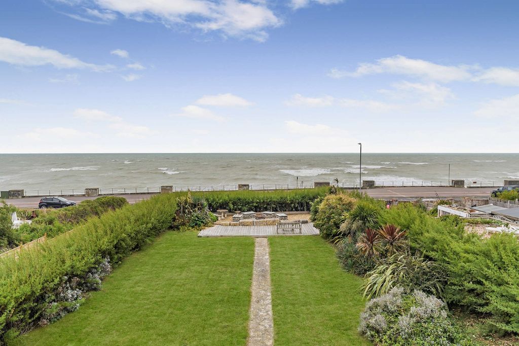 Property photo 2 of 17 Front Garden