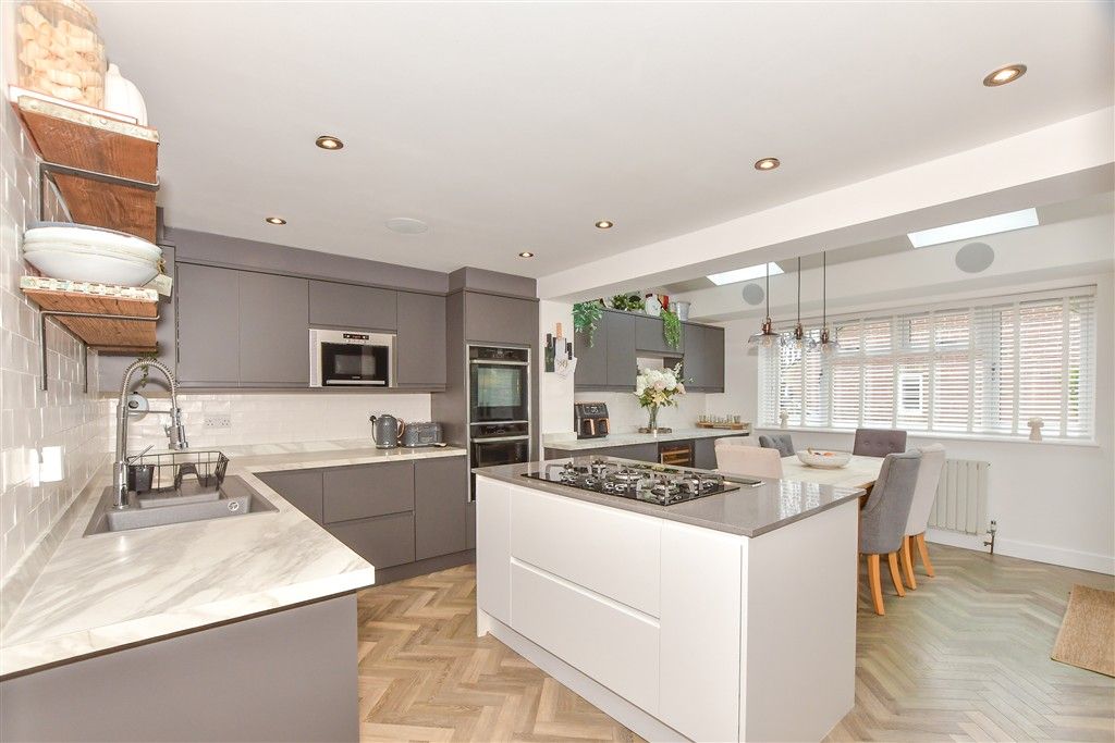 Property photo 3 of 12 Kitchen