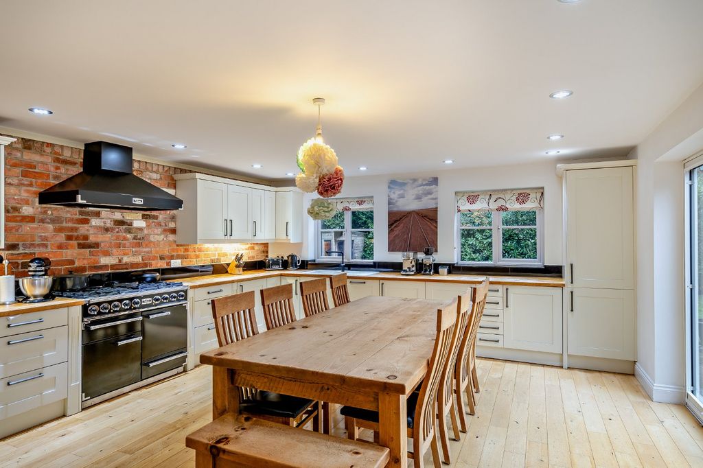 Property photo 2 of 18 Picture No. 14