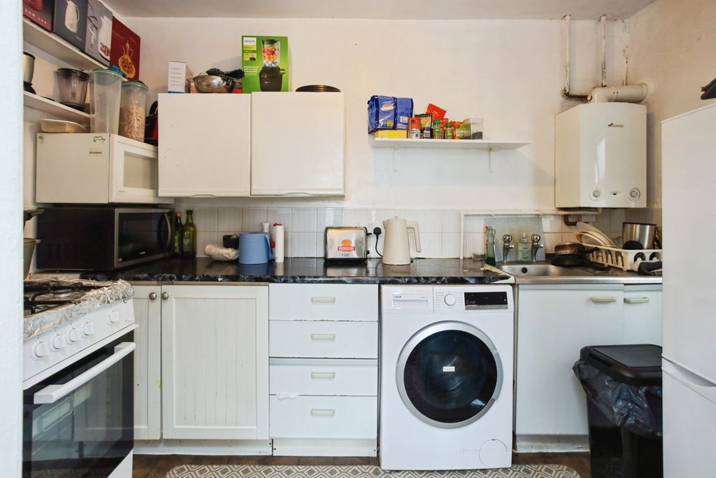Property photo 3 of 8 Kitchen