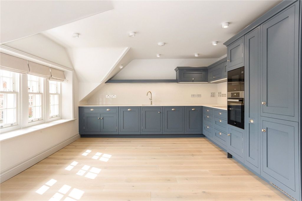 Property photo 3 of 11 Kitchen