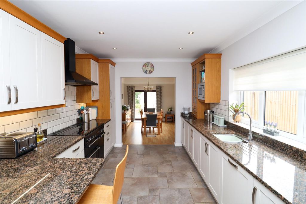 Property photo 3 of 24 Kitchen/Breakfast Room
