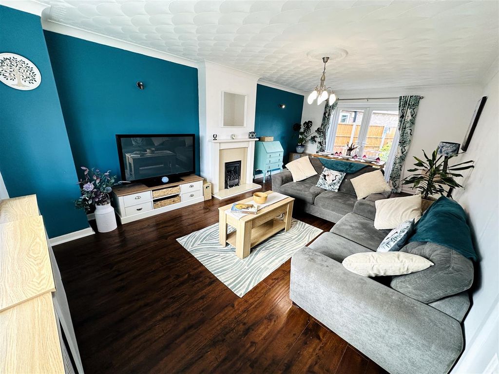 Property photo 3 of 25 Lounge