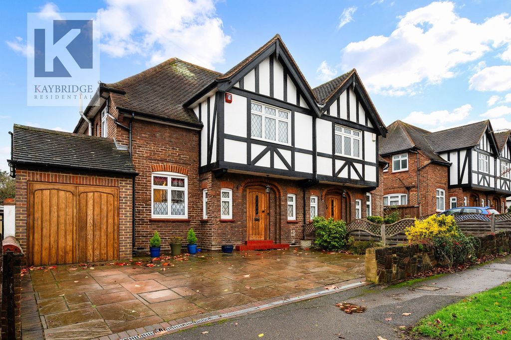 Property photo 1 of 19 Elmcroft Drive, Chessington - Kt9 1Dy