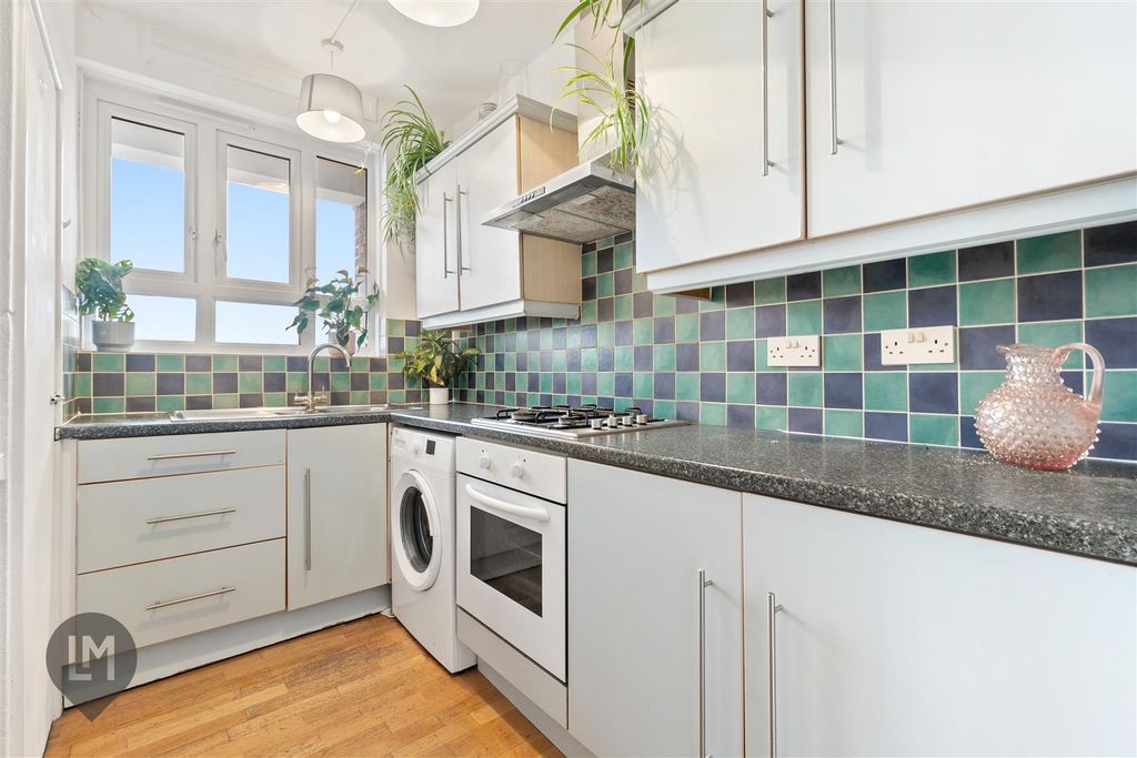 Property photo 2 of 8 Kichen