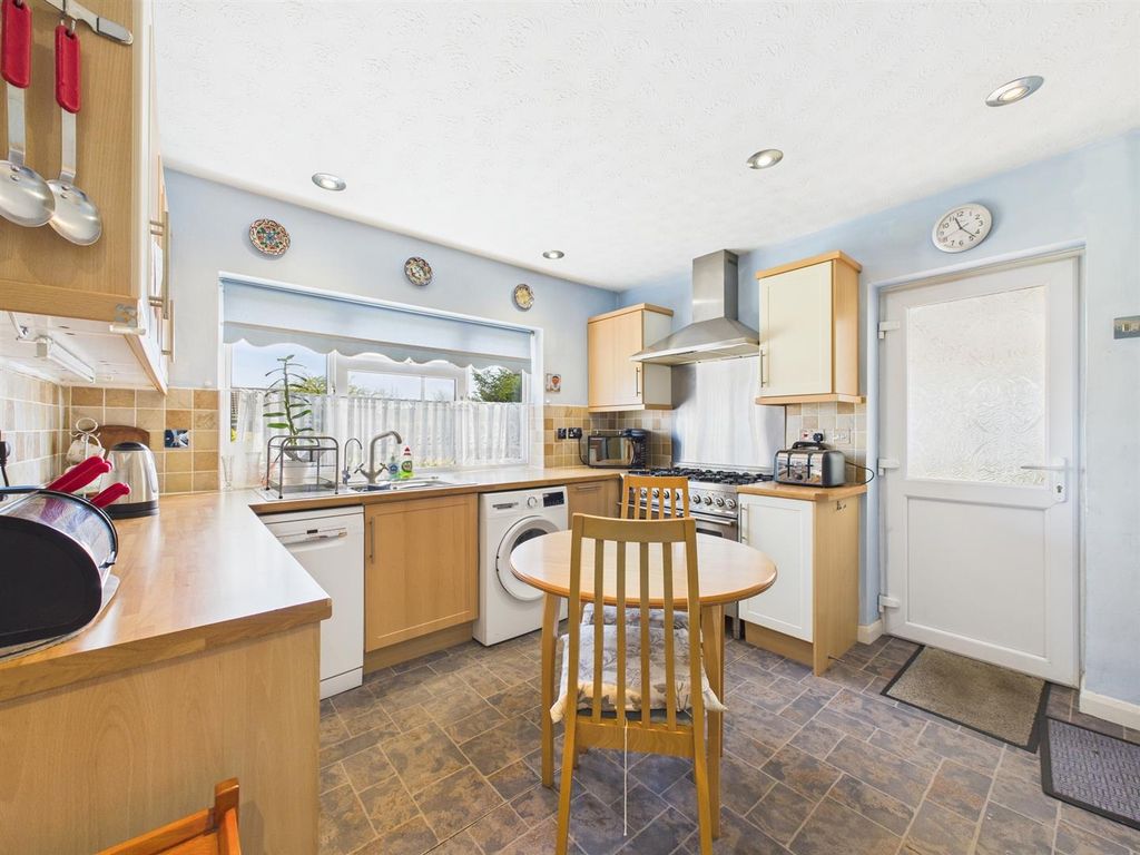 Property photo 3 of 11 Kitchen