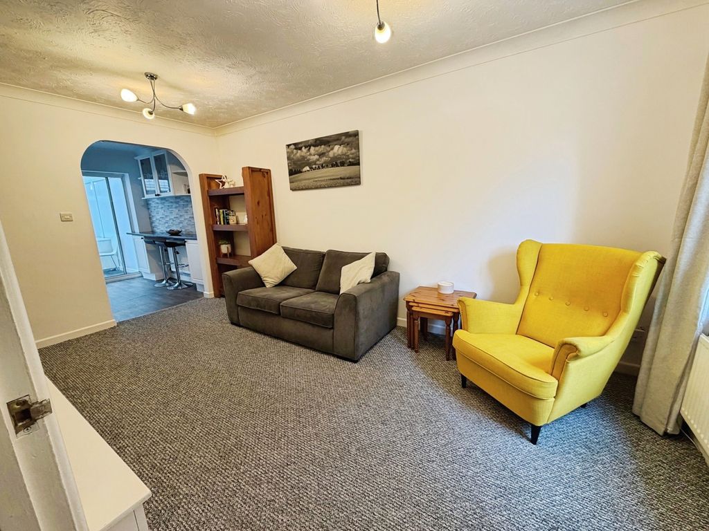 Property photo 3 of 17 Lounge