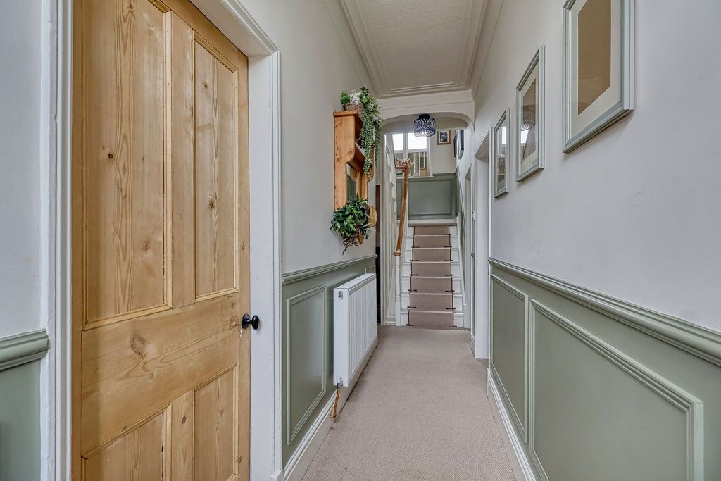 Property photo 2 of 21 Entrance Hall