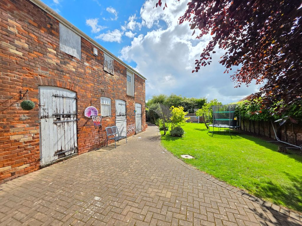 Property photo 3 of 32