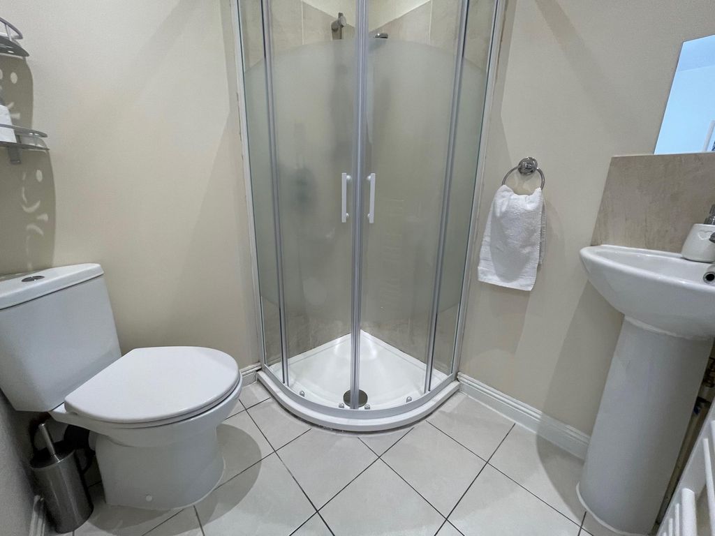 Property photo 2 of 16 En-Suite Bathroom