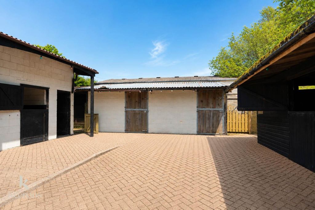 Property photo 3 of 93