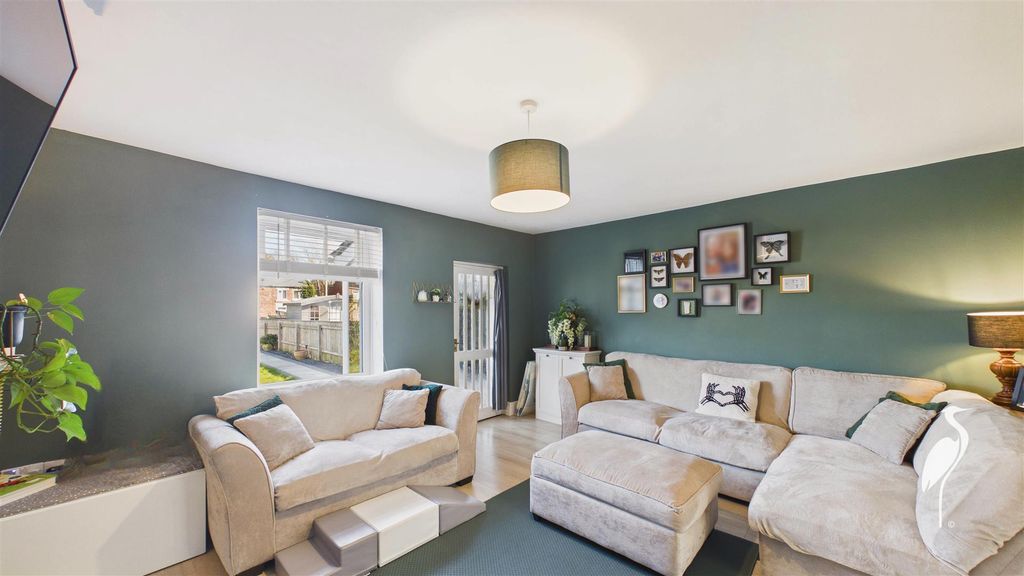 Property photo 3 of 22 Lounge