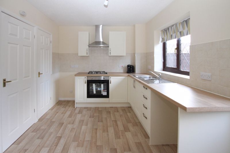 Property photo 3 of 8 Kitchen